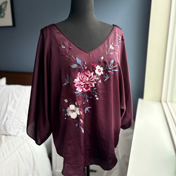 WHBM Burgundy Satin Kimono Sleeve V-Neck Blouse w Embroidered Floral Pattern - Picture 1 of 17